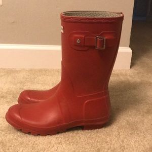 Hunter short matte red boots